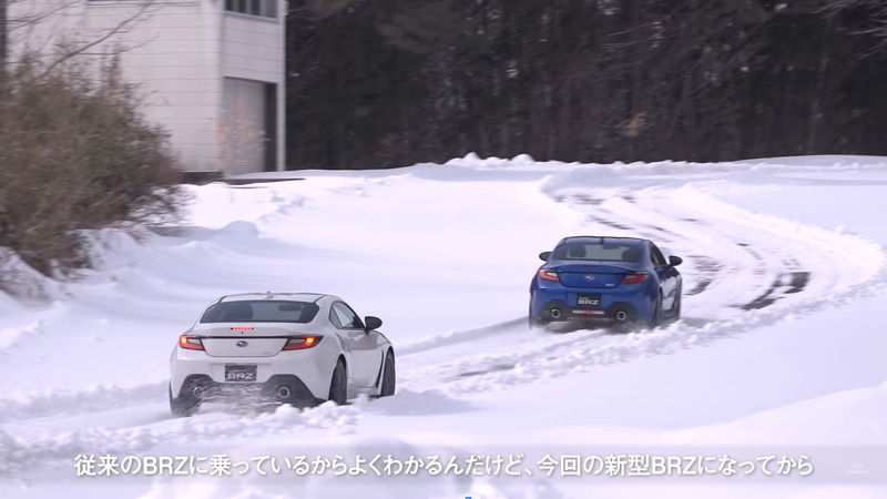 テストコースを走る2台の新型BRZ