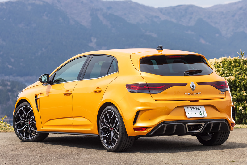 マイナーチェンジを受け3月に発売された「メガーヌ R.S.」。ボディサイズは4410×1875×1465mm（全長×全幅×全高）、ホイールベース2670mm。車両重量は1480kgというホットハッチ