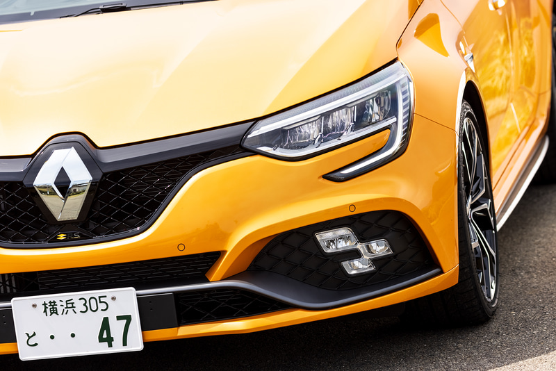 LEDヘッドライト、リアLEDランプなどの意匠が変更されたほか、リアシーケンシャルウインカーを新採用。センターにスポーツエキゾーストを配置するリアバンパーデザインが走りを予感させる。19インチアロイホイール“INTERLAGOS”に装着するタイヤは245/35R19サイズのブリヂストン「POTENZA S001」