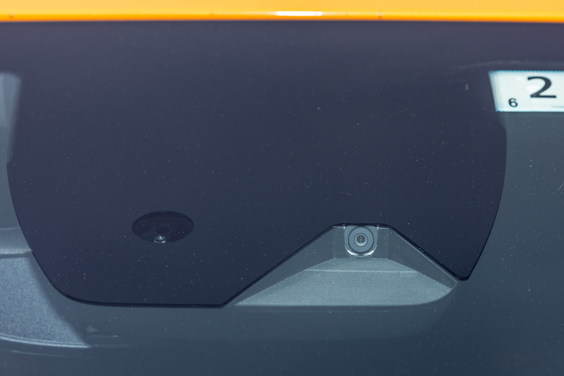 「アダプティブクルーズコントロール（EDCモデルはストップ＆ゴー機能付）」「アクティブエマージェンシーブレーキ（衝突被害軽減ブレーキ）歩行者検知機能付」「トラフィックサインレコグニション（交通標識認識）」といった先進運転支援システムを新たに装備