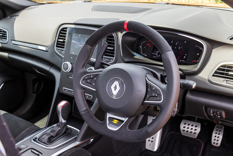 ステアリングは新たにナパレザー/アルカンタラに変更され、パドルシフトも備える