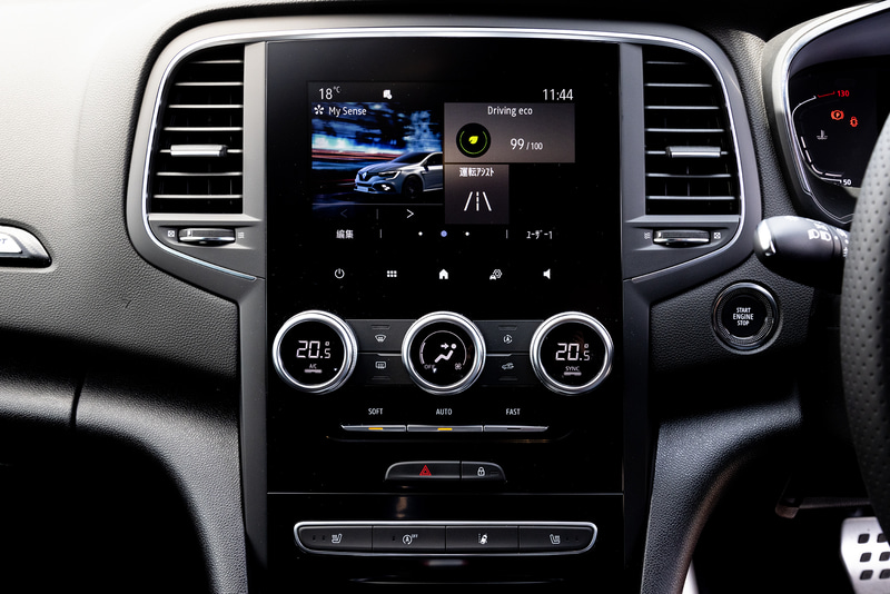 センターコンソールの7インチマルチメディア EASY LINK（スマートフォン用ミラーリング機能）を操作することで、運転モードや車内環境をカスタマイズ可能。メーター内の表示はステアリングスポークのスイッチにより変更できるほか、選択したモードによってデザインが変わる