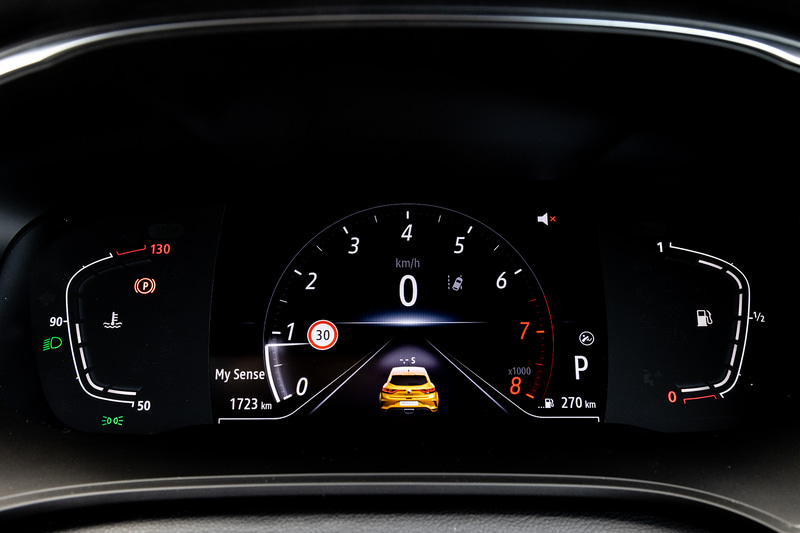 センターコンソールの7インチマルチメディア EASY LINK（スマートフォン用ミラーリング機能）を操作することで、運転モードや車内環境をカスタマイズ可能。メーター内の表示はステアリングスポークのスイッチにより変更できるほか、選択したモードによってデザインが変わる