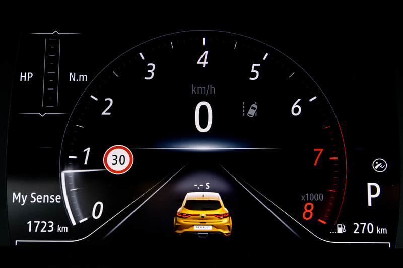 センターコンソールの7インチマルチメディア EASY LINK（スマートフォン用ミラーリング機能）を操作することで、運転モードや車内環境をカスタマイズ可能。メーター内の表示はステアリングスポークのスイッチにより変更できるほか、選択したモードによってデザインが変わる