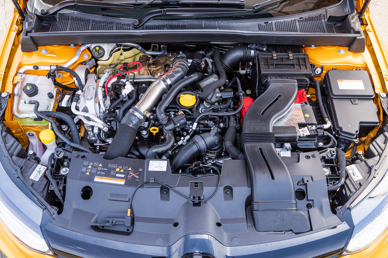 メガーヌ R.S.に搭載される直列4気筒DOHC 1.8リッター直噴ターボエンジンは、従来のスチールボールベアリングシステムに比べて摩擦を3分の1に低減し、ターボの応答性を高めるセラミックボールベアリングシステムを採用。最高出力221kW（300 PS）/6000rpm、最大トルク420Nm（42.8kgfm）/3200rpmを発生する