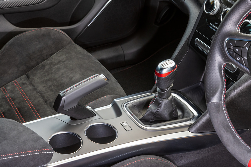 MTモデルは手引き式のパーキングブレーキ