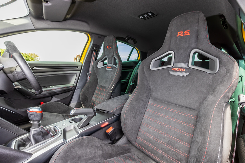 シートはRECARO製フロントバケットシート（アルカンタラ）