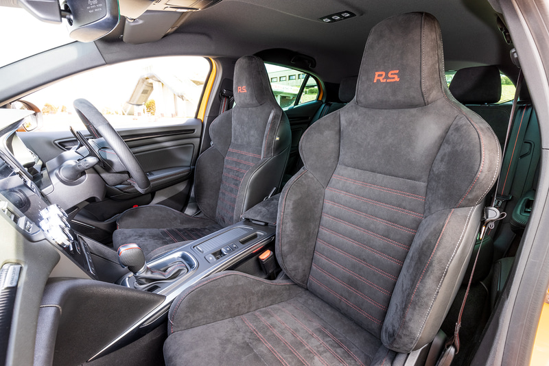 メガーヌ R.S.はアルカンタラのR.S.スポーツシートを装着。コンパクトハッチながら、後席に座っても膝まわりには余裕があるため、2シーターではなく多人数で出かけることも可能だ
