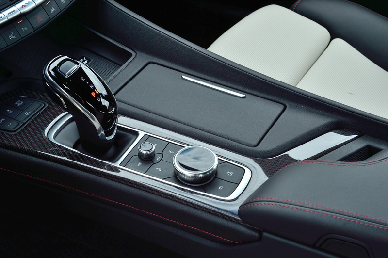 ダッシュボード中央には10インチの高精細大型タッチディスプレイを搭載。直接タッチして操作ができるほか、ステアリングにあるホイールスイッチや、センターコンソールのロータリーコントローラーでも操作できる