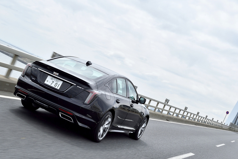 ツアーモードでは前後40：60、スポーツモードでは前後20：80、アイス＆スノーモードでは前後50：50の割合で駆動力が配分されるようになっている