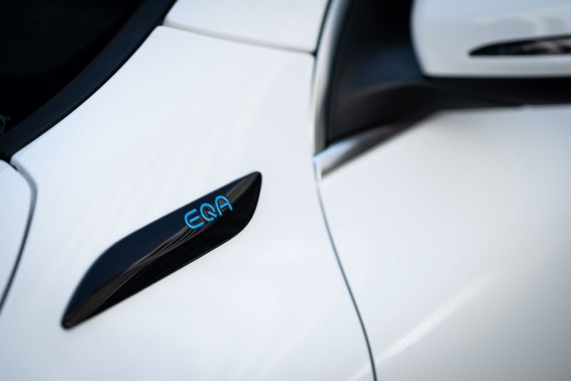 Aピラーの下端部には青文字の“EQA”バッジがあしらわれる。