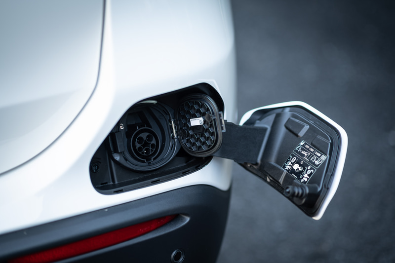 普通充電はリアバンパーの右側に配置されている