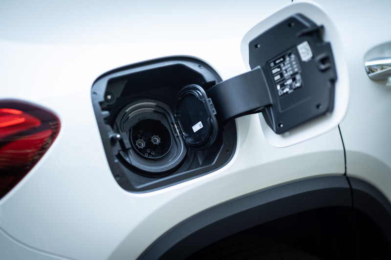 急速充電ポート（チャデモ規格）は運転席側のリアフェンダーに配置