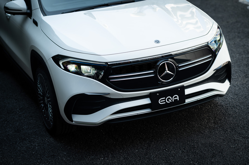 ブラックパネルグリルを採用。写真はAMGラインで、ハイグロスブラックフレームとツインルーバーがあしらわれている