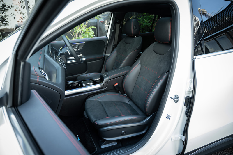 AMGラインにはレッドステッチ入りレザーDINAMICAシートが採用される。オプションでブラックのレザーシートも選択可能