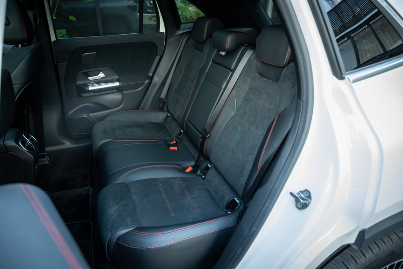 AMGラインにはレッドステッチ入りレザーDINAMICAシートが採用される。オプションでブラックのレザーシートも選択可能