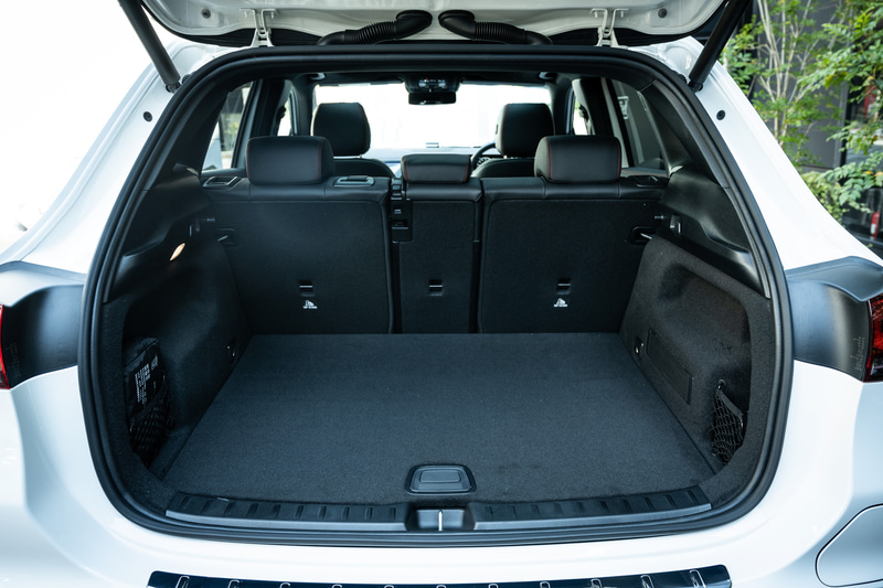 リアシートは4：2：4の可倒式タイプを採用。すべて倒すと大容量のラゲージスペースとなる