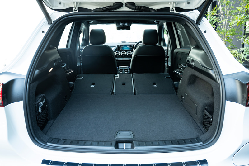 リアシートは4：2：4の可倒式タイプを採用。すべて倒すと大容量のラゲージスペースとなる