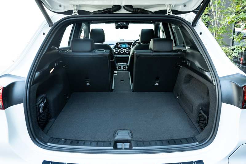 リアシートは4：2：4の可倒式タイプを採用。すべて倒すと大容量のラゲージスペースとなる