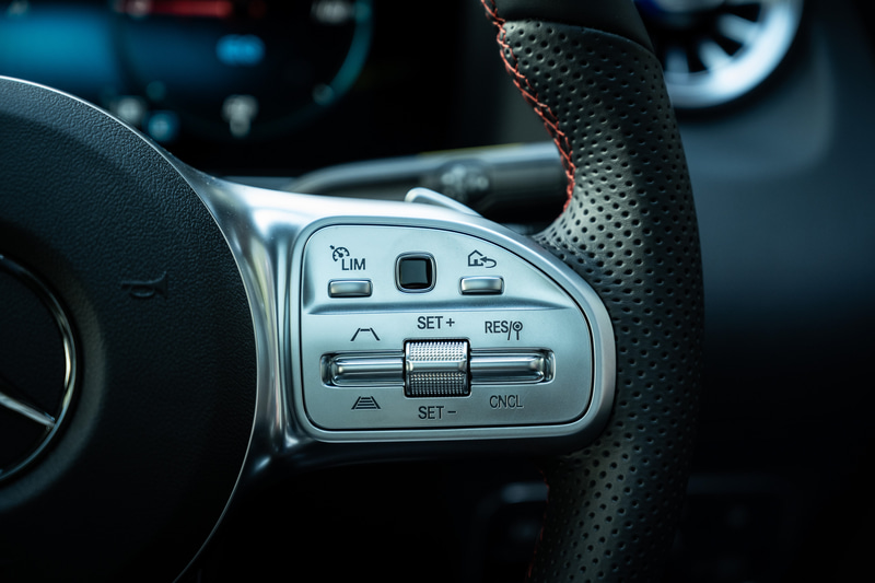 ステアリングにはアクティブディスタンスアシスト・ディストロニック（自動再発進機能付）の操作ボタンなどを配置