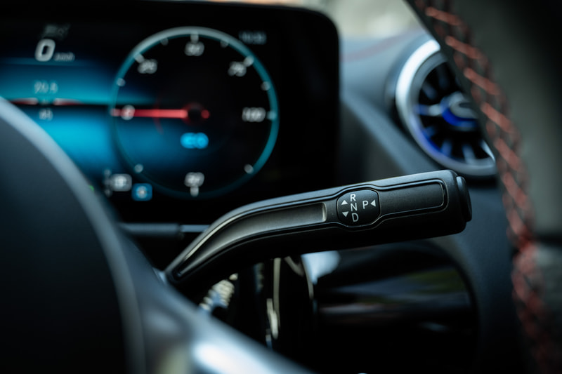 シフトレバーはコラム式を採用する