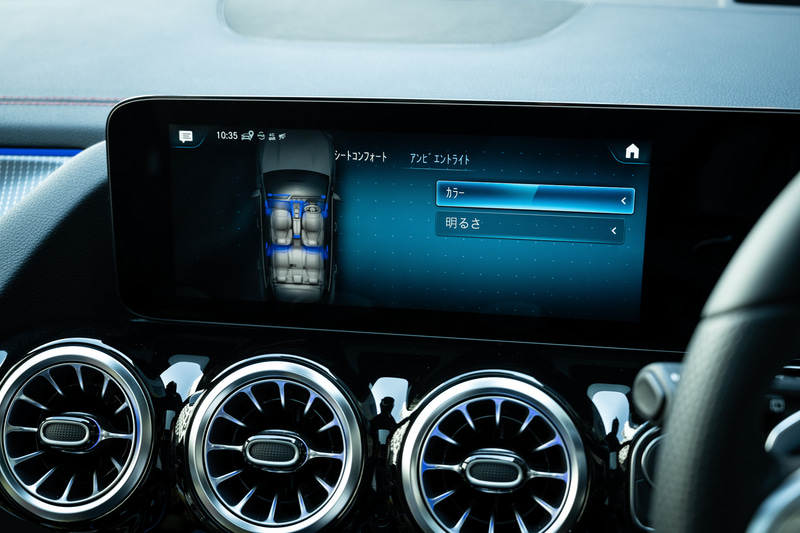 インテリアの各所にあるトリムは64色から設定が可能なほか、明るさも調整できる