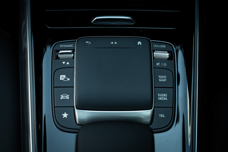 他モデルと同じくCOMANDシステムを採用する