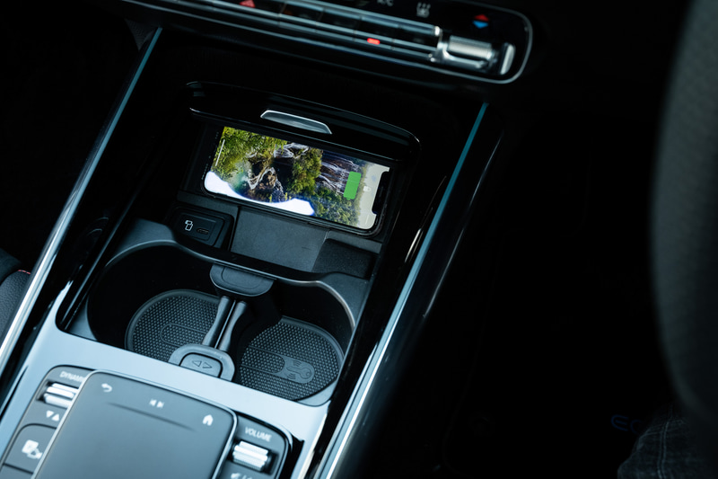 センターコンソール奥にはスマホのワイヤレス充電を完備