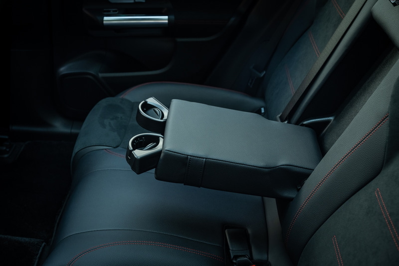 後部席にはドリンクホルダー付きアームレストを完備