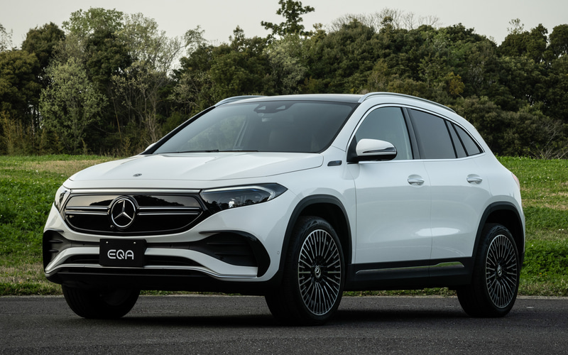 ボディサイズは4465×1835×1625mm（全長×全幅×全高）、AMGラインはオーバーフェンダーを装着しているため全幅が1850mmとなる。サイドビューは力強さとスタイリッシュさを表現したという