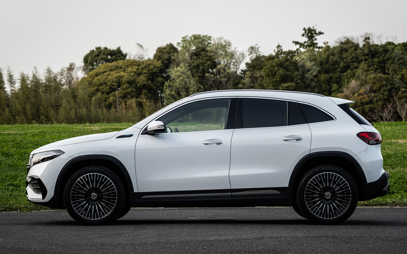 ボディサイズは4465×1835×1625mm（全長×全幅×全高）、AMGラインはオーバーフェンダーを装着しているため全幅が1850mmとなる。サイドビューは力強さとスタイリッシュさを表現したという