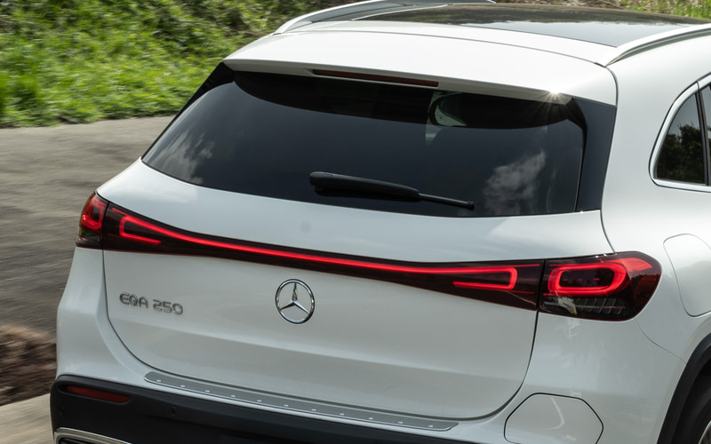 LEDのライトストリップで左右が一体化されたLEDリアコンビネーションランプ