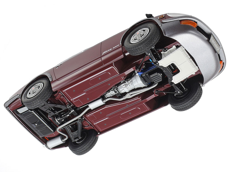 前後サスペンションをはじめ、排気管やプロペラシャフトの取り回しなども立体感十分