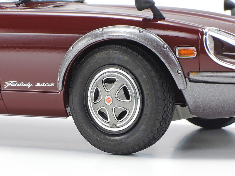 メッキパーツを使用したホイールには、質感あるゴムタイヤを装着。エンブレムやウインカーリムはインレットマーク