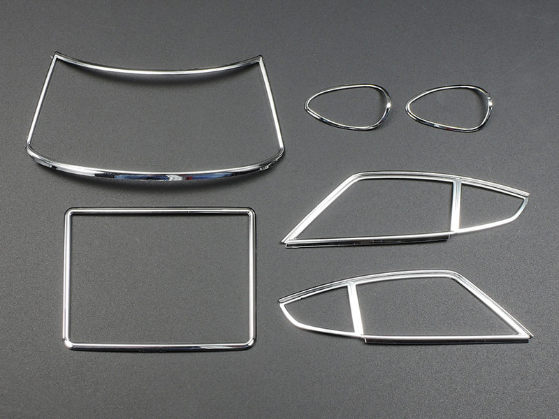 窓枠やヘッドランプカバーリムはメッキ仕様の別パーツ。ボディ塗装時の塗り分け作業が必要なく、美しい仕上がりを実現