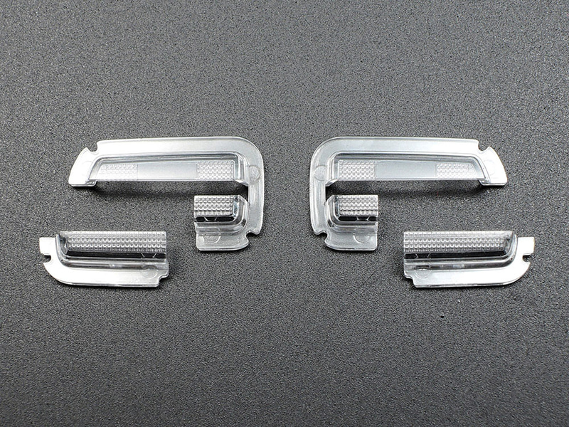 リアコンビネーションランプの透明部品は左右それぞれ2分割構成。レッドとオレンジの塗り分け作業をしやすくしている