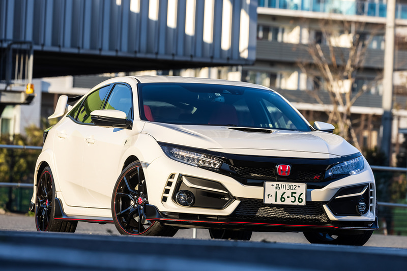 今回は基準車の「シビック TYPE R」（475万2000円）と国内200台限定販売となる「シビック TYPE R Limited Edition」（550万円）で乗り味にどのような違いがあるのか試してみた。写真は基準車のシビック TYPE R（チャンピオンシップホワイト）で、ボディサイズは4560×1875×1435mm（全長×全幅×全高）、ホイールベースは2700mm