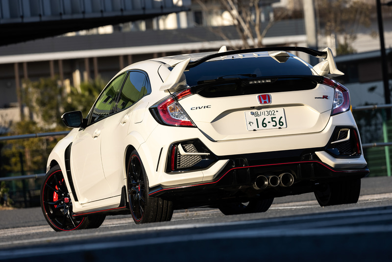 今回は基準車の「シビック TYPE R」（475万2000円）と国内200台限定販売となる「シビック TYPE R Limited Edition」（550万円）で乗り味にどのような違いがあるのか試してみた。写真は基準車のシビック TYPE R（チャンピオンシップホワイト）で、ボディサイズは4560×1875×1435mm（全長×全幅×全高）、ホイールベースは2700mm