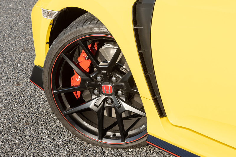 Limited Editionの足下は、バネ下重量を軽量化するべくBBS製20インチ鍛造アルミホイールに専用タイヤのミシュラン「パイロットスポーツ Cup2」をセット。専用ホイール＆タイヤに対応するためアダプティブ・ダンパー・システムとEPSをLimited Edition専用セッティングにしている