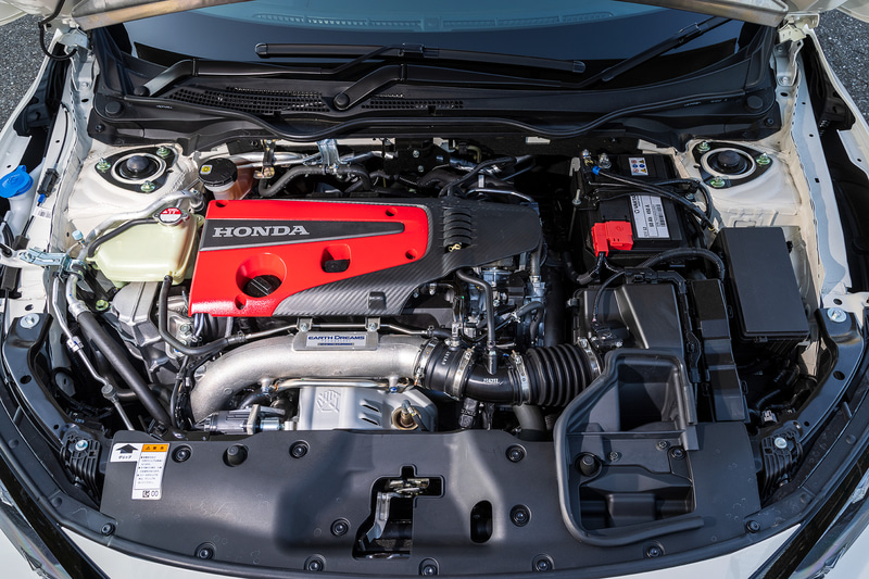 シビック TYPE Rが搭載する直列4気筒DOHC 2.0リッターターボ「K20C」型エンジンは、最高出力235kW（320PS）/6500rpm、最大トルク400Nm（40.8kgfm）/2500-4500rpmを発生。WLTCモード燃費は13.0km/L