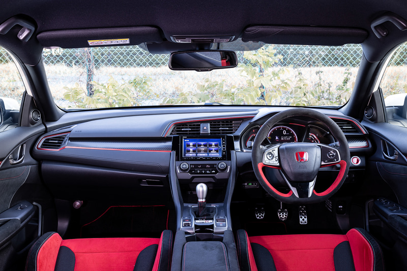 基準車のインテリア。ステアリングの表皮にアルカンターラを採用して握りの質感とフィット感を向上させるとともに、シフトノブをティアドロップ形状に変更することでノブの傾きの優れた認識性と操作精度を実現