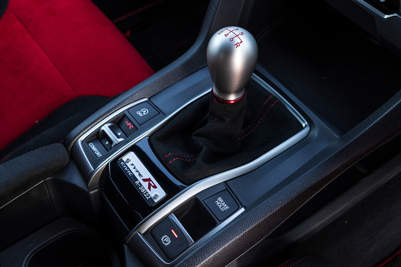 基準車のインテリア。ステアリングの表皮にアルカンターラを採用して握りの質感とフィット感を向上させるとともに、シフトノブをティアドロップ形状に変更することでノブの傾きの優れた認識性と操作精度を実現