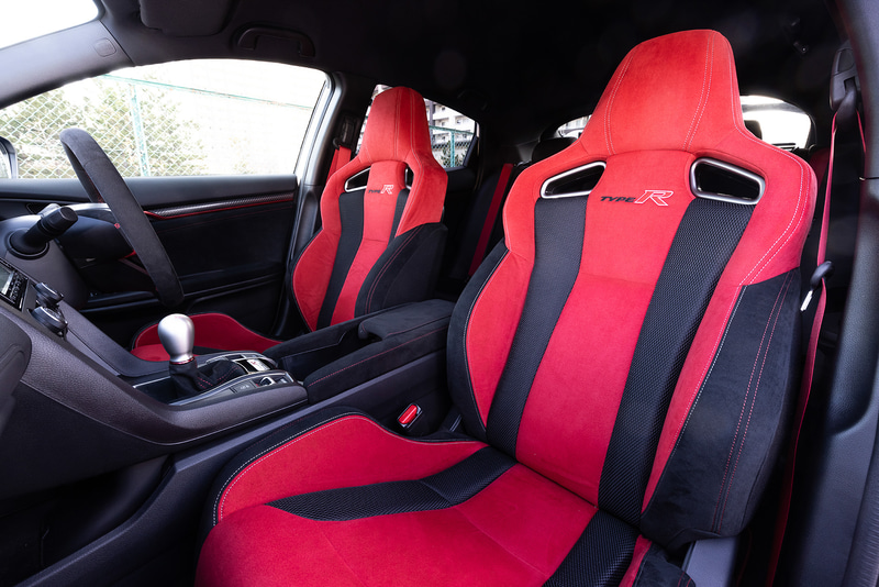 基準車のインテリア。ステアリングの表皮にアルカンターラを採用して握りの質感とフィット感を向上させるとともに、シフトノブをティアドロップ形状に変更することでノブの傾きの優れた認識性と操作精度を実現