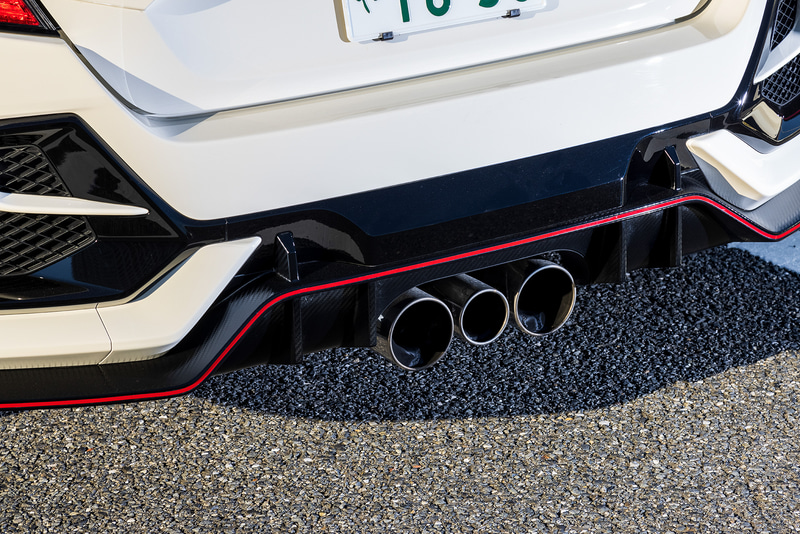 2020年10月にマイナーチェンジしたシビック TYPE Rの外観。フロントグリルの開口面積を従来モデルから大きくすることで冷却性能の向上を図るとともに、フロントバンパーエアスポイラーの形状変更などで従来モデル以上のダウンフォースレベルを実現。また、2ピースフローティングディスクブレーキを採用することで、サーキット走行時のブレーキフィールを向上させた