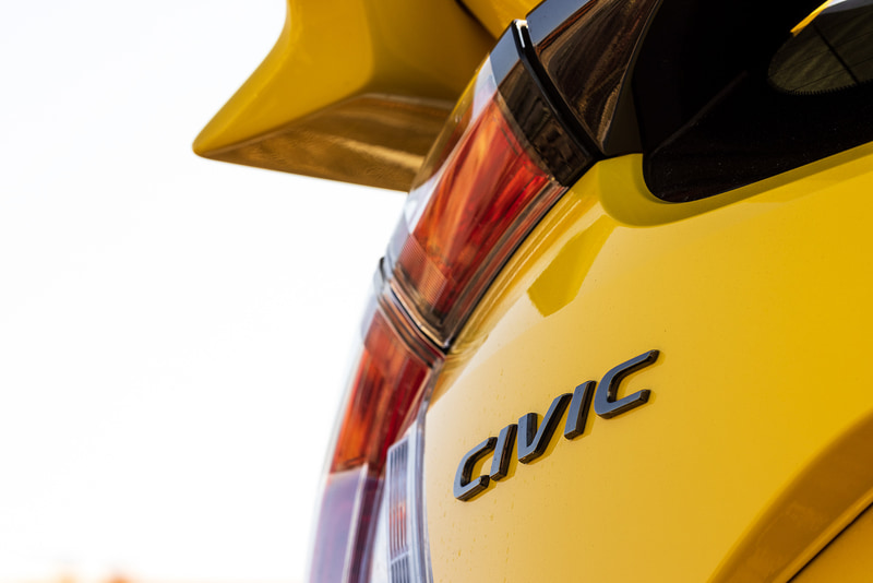 Limited Editionでは、シリアルナンバー入りのアルミ製エンブレムとCIVICエンブレムをLimited Edition専用のダーククローム仕上げにしている