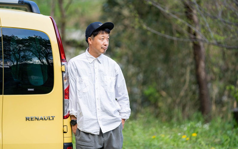 近澤一雅氏。アウトドアスタイリスト。メンズ誌、アウトドア専門誌を中心に、ブランドカタログやディレクションなどで活躍。クルマの年間走行距離は3万kmを超える。現在の愛車は、ルノー カングー（大好きなイエロー）