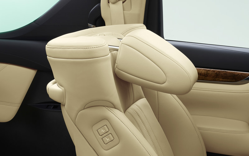 アルファード「Executive Lounge」「Executive Lounge S」では可倒式の助手席ヘッドレストを採用