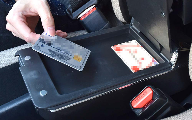 アームレスト内部は2段式で、1段目はカード類を入れられる薄いボックス、2段目は190g缶が3個入るLED付きの収納スペースとして活用できる