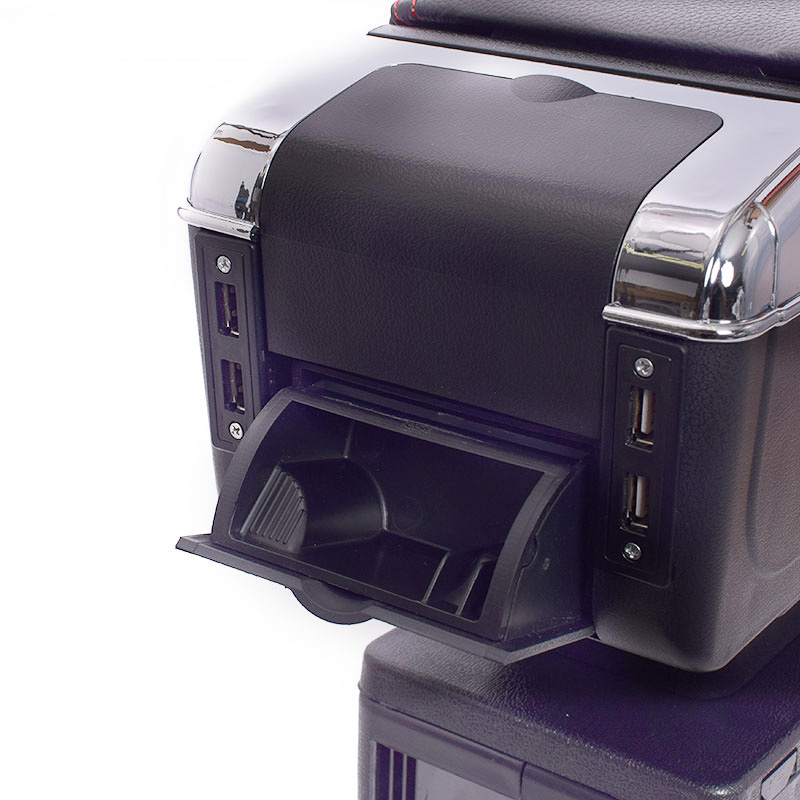 アームレスト後ろに後部席用の灰皿が用意されるほか、前後に計7つのUSBポートを用意