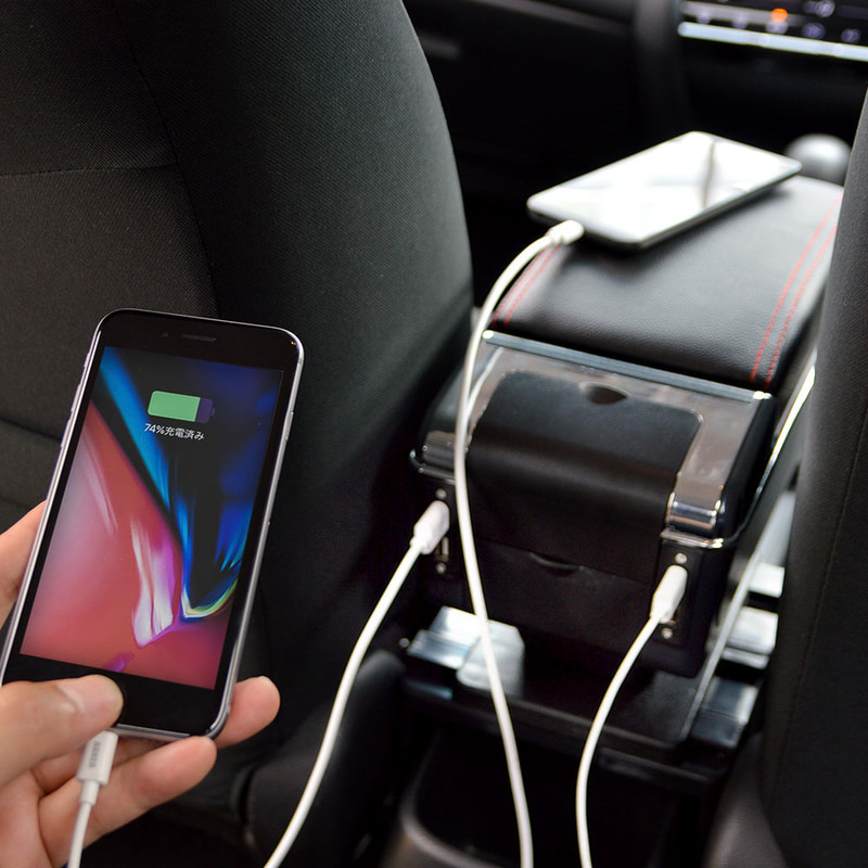 アームレスト後ろに後部席用の灰皿が用意されるほか、前後に計7つのUSBポートを用意